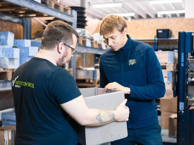 Olav Landsverk Skåttet pakker deler på lageret
