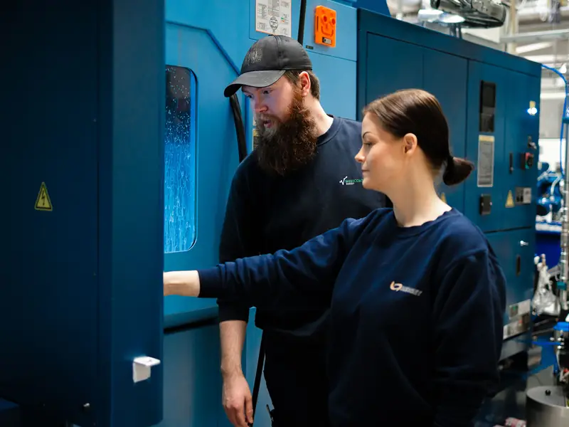 To operatører ved en CNC-maskin på Strupa